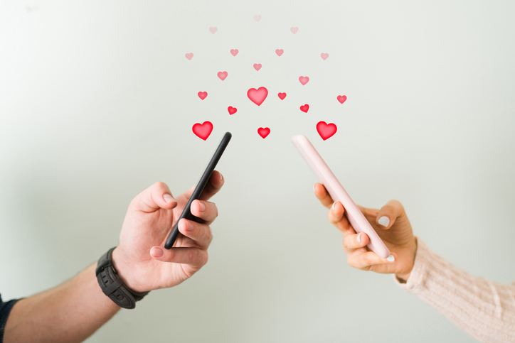 Hände mit smartphone in der Hand beim online flirten